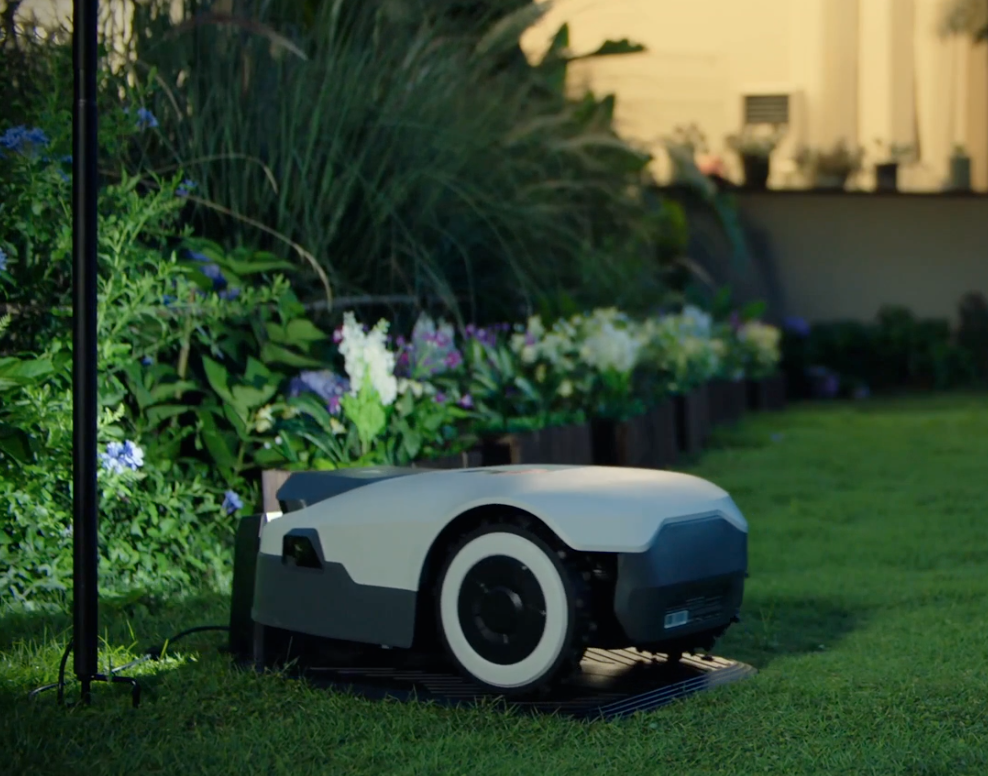 Automatic Recharges and Resumes Mowing Where It Left Off